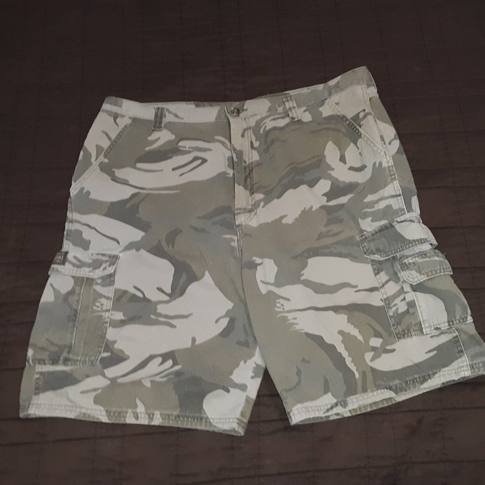 Mens Wrangler Camo Hunting Cargo Shorts